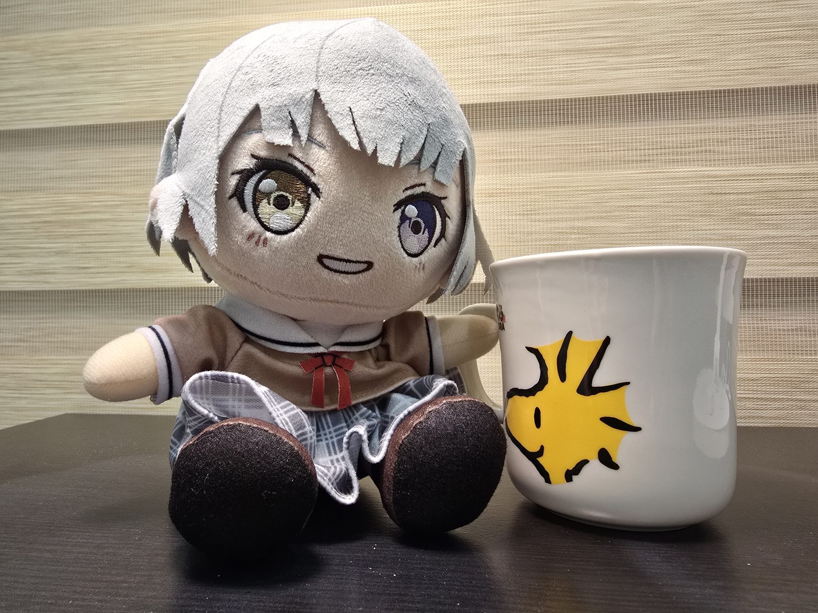 窓辺の机でぬいぐるみとマグカップを撮った写真。スマホで自然光を使うぬい撮り例