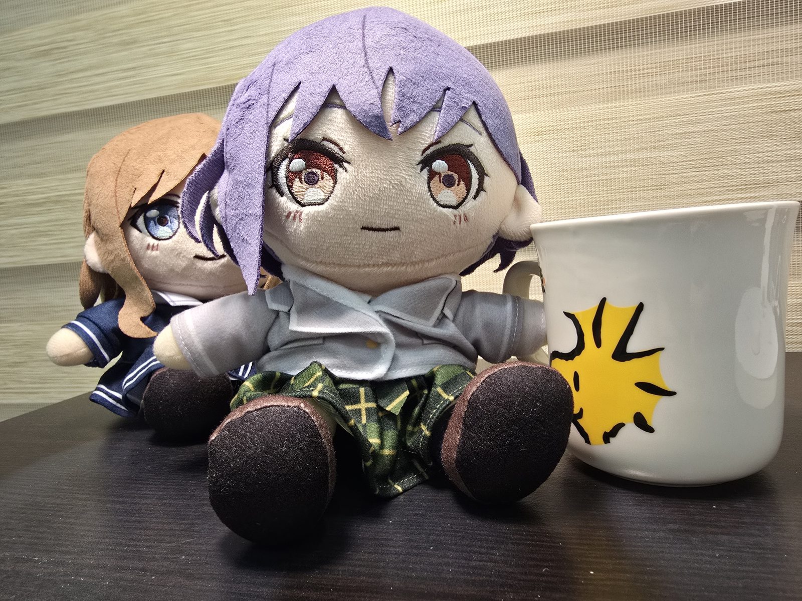 二体のぬいぐるみを机の上に置き、背景を少なくして撮ったぬい撮り例