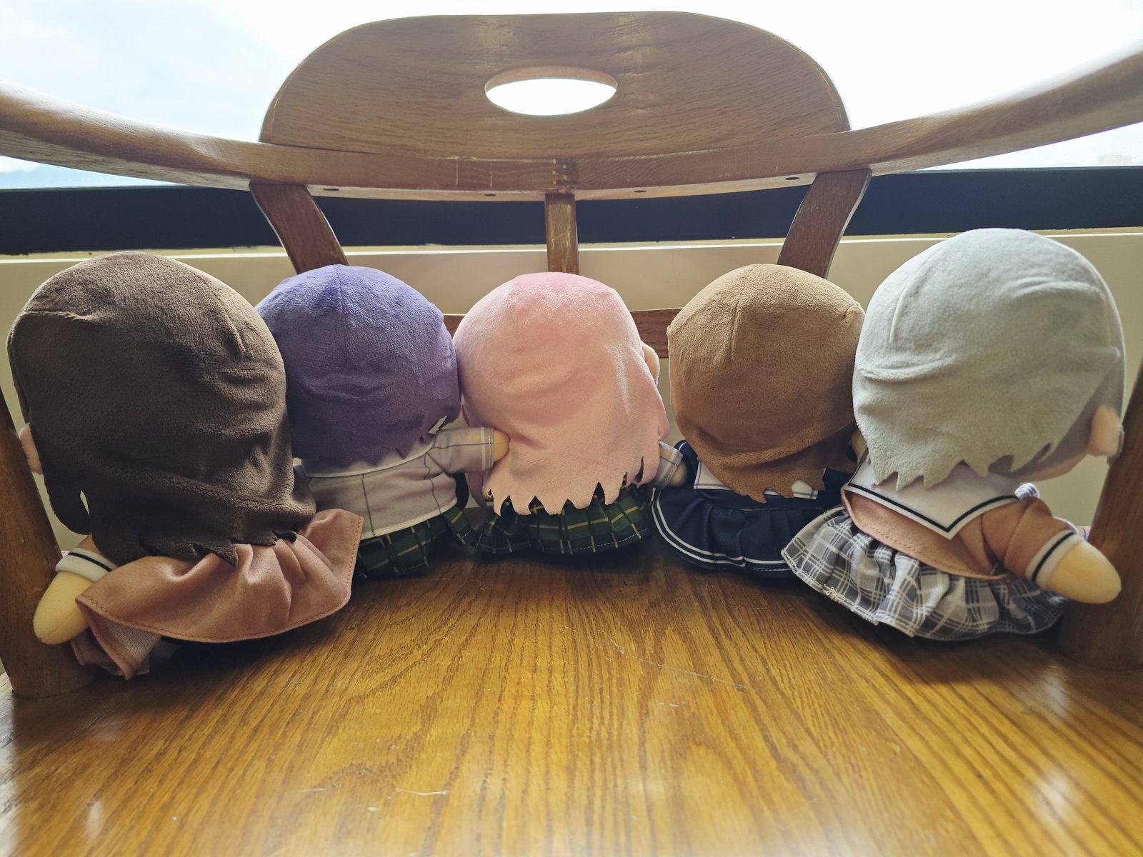窓辺に並んだぬいぐるみの後ろ姿。ぬい活の記録に残せる日常の一枚
